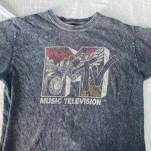 Music television, Graphic tee